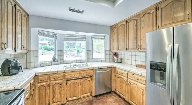 Коттедж Charming Home < 10 Mi to Sequoia Nat'l Park!