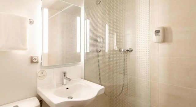Четырёхместный номер B&B HOTEL La Queue En Brie
