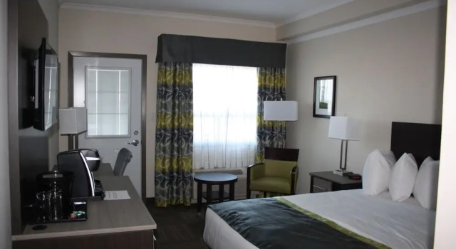 Двухместный номер Standard с балконом Crossroads Inn & Suites