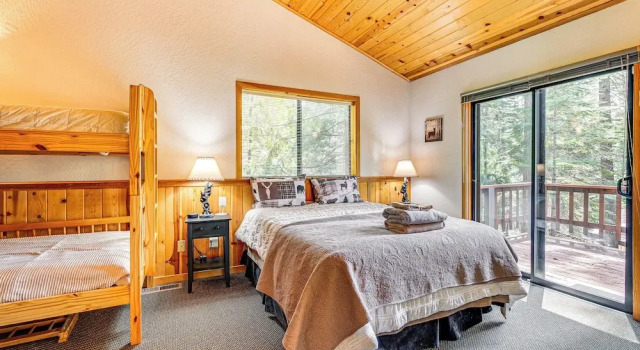 Blue Lake Mountain Retreat w/ Lake & Pool Access, Забронировать Дом для отпуска Арнольд штат Калифорния