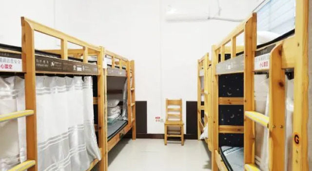 Кровать в общем номере (мужской номер) Xinyuan Youth Hostel