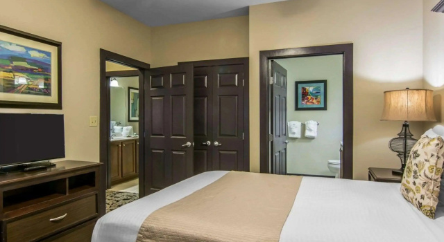 Двухместный люкс с видом на город Bluegreen Vacations Parkside Williamsburg, an Ascend Collection Resort