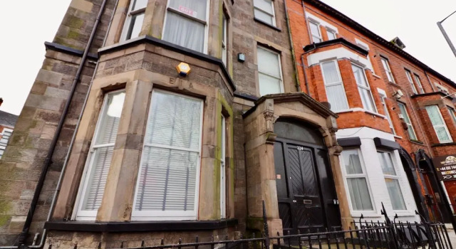Large 2 Bedroom Apartment Near Cathedral