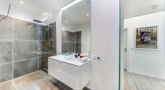 Superior Apartment Art Collection With Kingsize Bed and Air Conditioning, Book Apartment Krems an der Donau 
