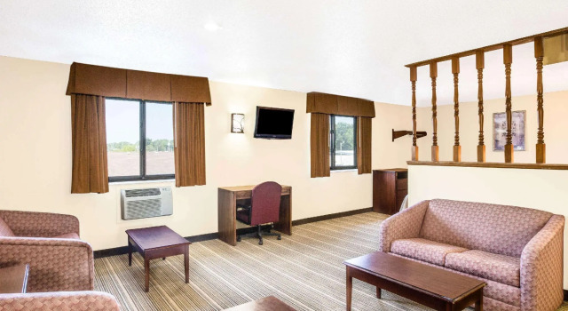 Двухместный люкс Coastal Inn & Suites