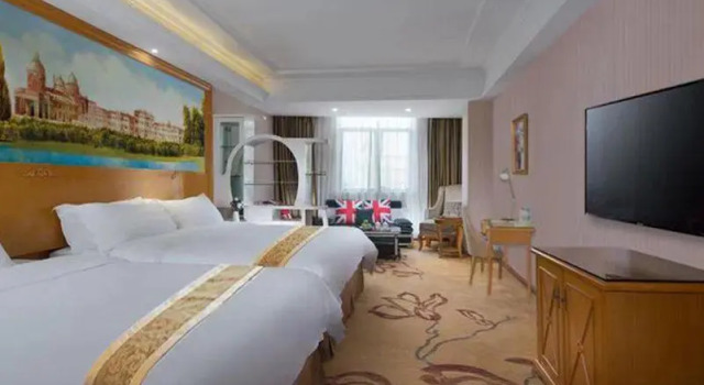 Трёхместный номер Deluxe Vienna Hotel Guangzhou Chimelong Dashi Metro Station