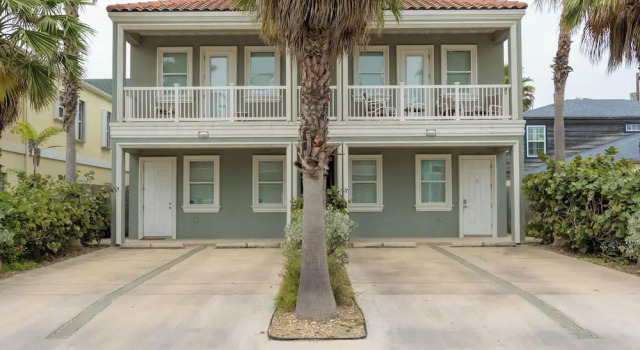 Sleeps 6 in a 4plex w Pool, Only a Block to Beach