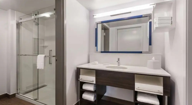 Двухместный люкс с видом на парк Hampton Inn & Suites Fort Wayne Downtown