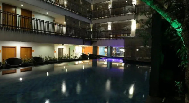 RedDoorz @ Sunset Road Kuta, Rezervovat Hotel Hotely v Bali s bazénem, Bazén