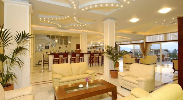 Selini Suites, Забронировать Отель Отели Камисиана с бассейном, Бассейн