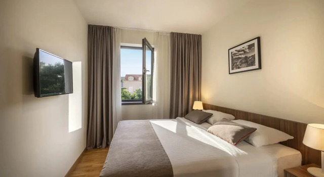 Кровать в общем номере с 6 комнатами Maistra Select Srebreno Premium Apartments