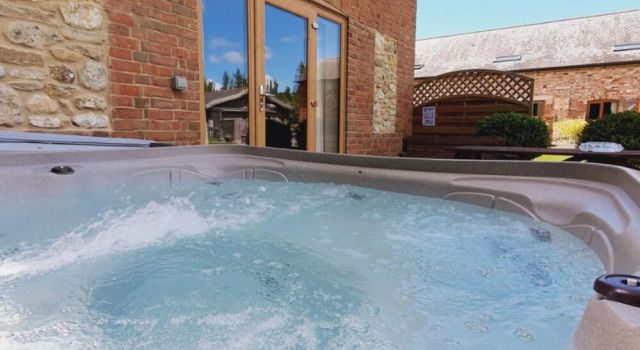 Семейный коттедж с 3 комнатами с видом на сад The Victorian Barn, Self-Catering Holidays with Pool and Hot Tubs, Dorset