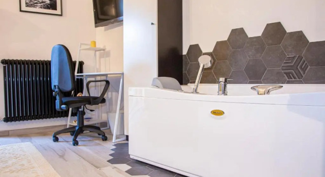 Suite Black and White, Book Hotel Hotels in Pisa with Parking, Parking