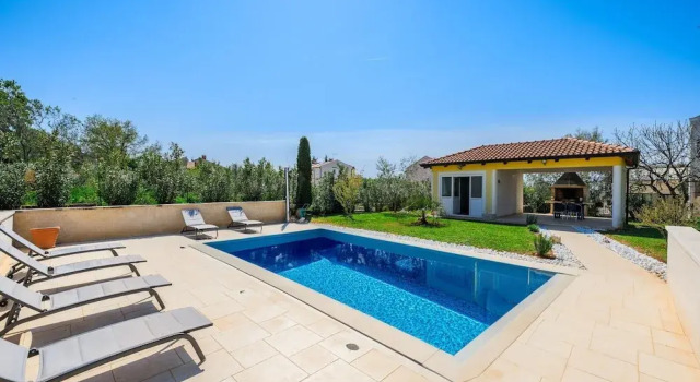 Апартаменты Bright Apartment With Communal Pool