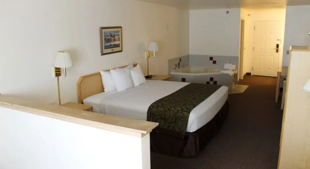 Люкс Deluxe Inn at Lander, Travelodge by Wyndham