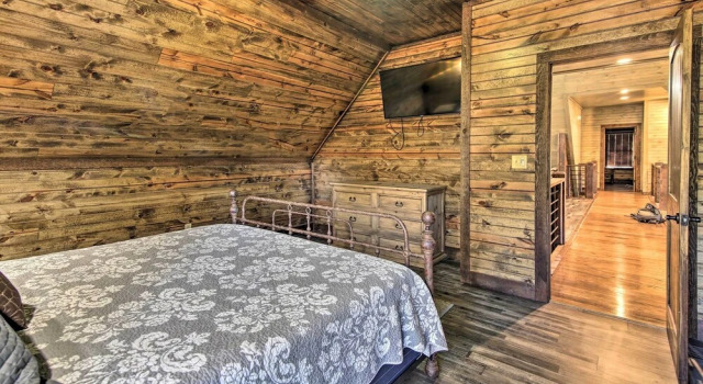 Stylish Broken Bow Cabin w/ Hot Tub + Fire Pit!, Boek Hotel Hochatown Oklahoma