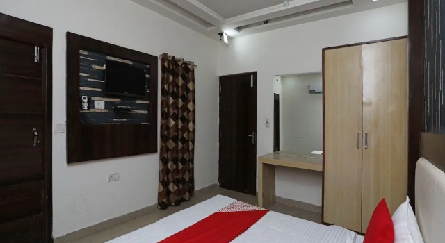 OYO 23297 Hotel Vanaya Palace, Забронировать Отель Отели Сикандра с парковкой, Парковка
