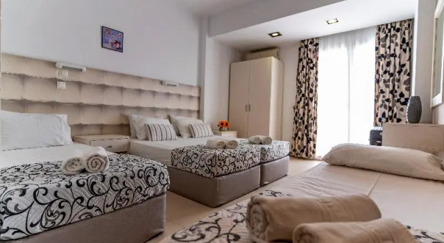 Четырёхместный номер Standard с 4 комнатами с балконом Dafni Plus Hotel