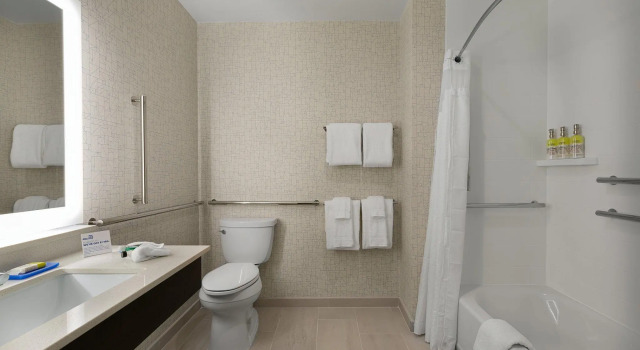 Четырёхместный номер Standard Holiday Inn Express & Suites - Fayetteville South by IHG