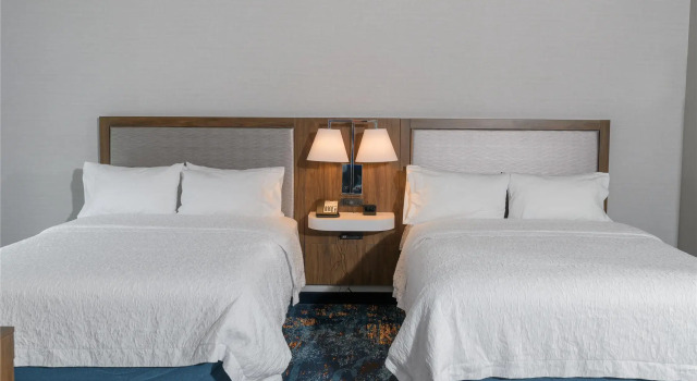 Четырёхместный номер Standard Hampton Inn & Suites Erie Bayfront