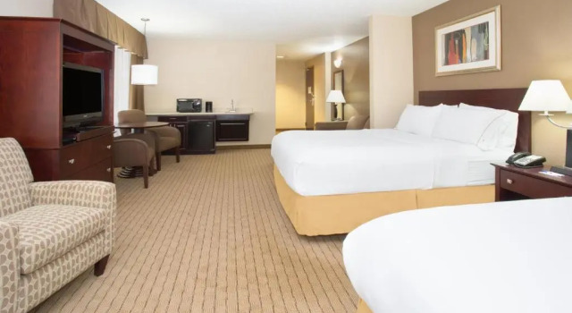 Люкс Deluxe Holiday Inn Express & Suites Minot by IHG