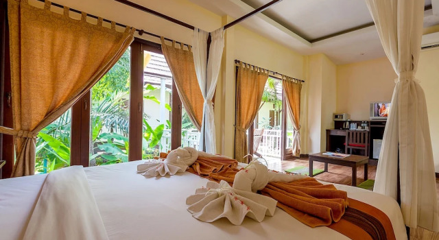 Бунгало Deluxe с балконом и с видом на сад Lanta Klong Nin Beach Resort