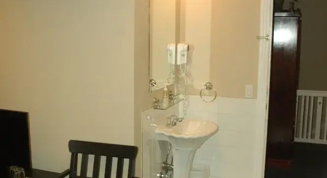 Трёхместный номер Standard Cambie Lodge