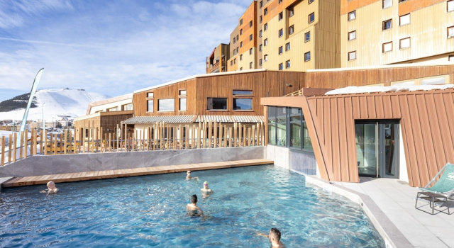 Retreat With Shared Pool and Terrace, Rezerwuj Dom wakacyjny Les Grandes Rousses Owernia, w pobliżu Wyciąg narciarski Louvets