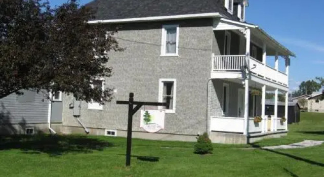 Grand Pine Bed & Breakfast, Buchen Sie Hotel Fort-Coulonge Pontiac