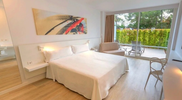 Двухместный номер с террасой с видом на сад Els Pins Resort & Spa - Emar Hotels