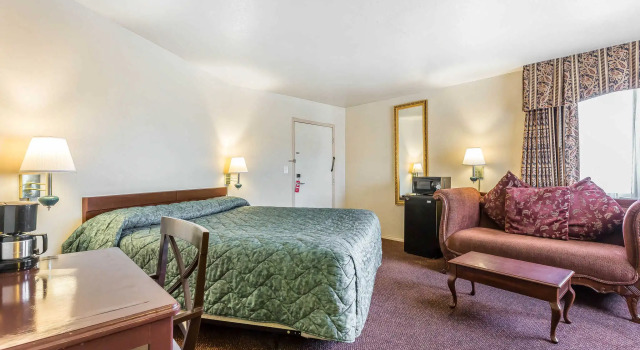 Двухместный номер Standard Rodeway Inn Magic Mountain Area