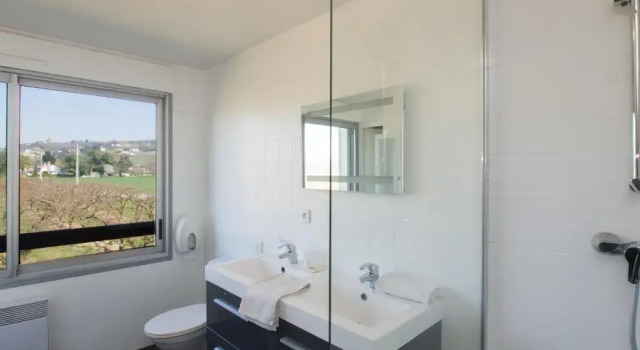 Четырёхместный номер Standard Logis Hôtel lAbricotine