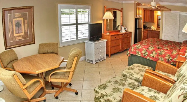 Кровать в общем номере Gulfcoast Inn Naples