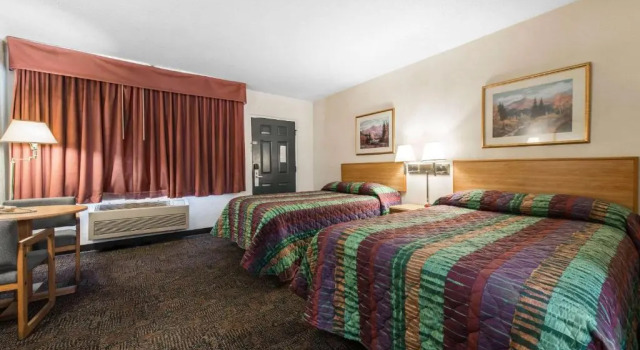 Четырёхместный номер Standard Rodeway Inn & Suites