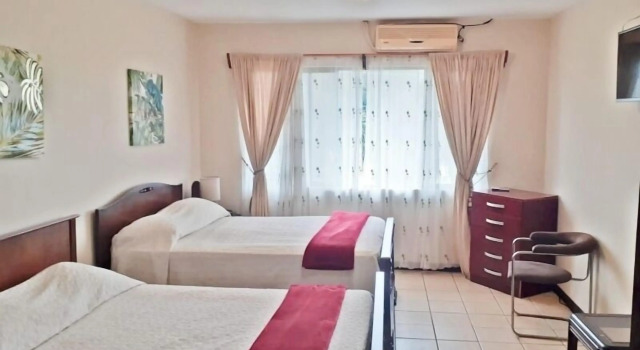 Четырёхместный номер Standard Hotel Santa Maria Inn