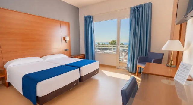 Четырёхместный номер Standard с балконом и с видом на море Hotel Sant Jordi
