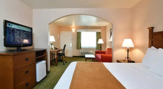 Полулюкс Deluxe Lamplighter Inn & Suites at SDSU