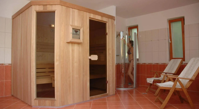 Hullám Villa B&B, Rezervați Vilă Hoteluri în Siófok cu parcare, Parcare