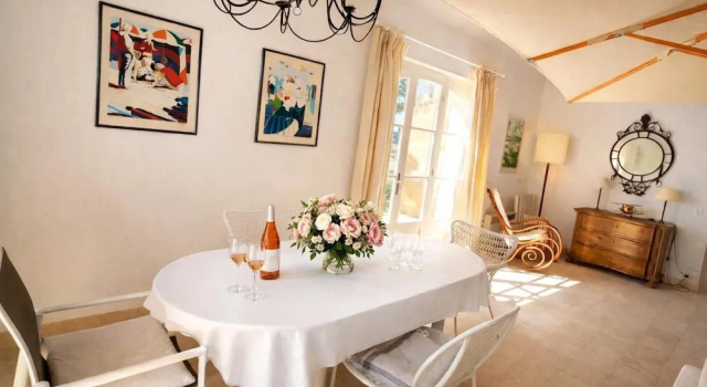 Sunny Holiday Home in Provence With Pool, Book Feriehus Hoteller i Seguret med parkering, Parkering