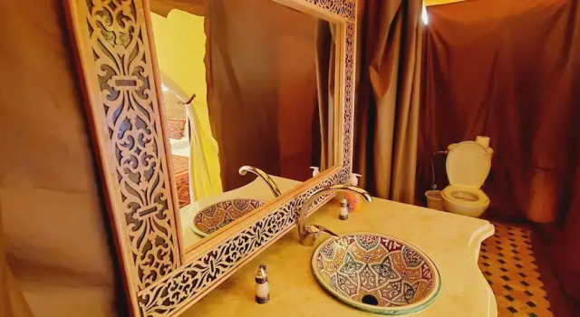 Тент с видом на горы Ksar Merzouga Camp