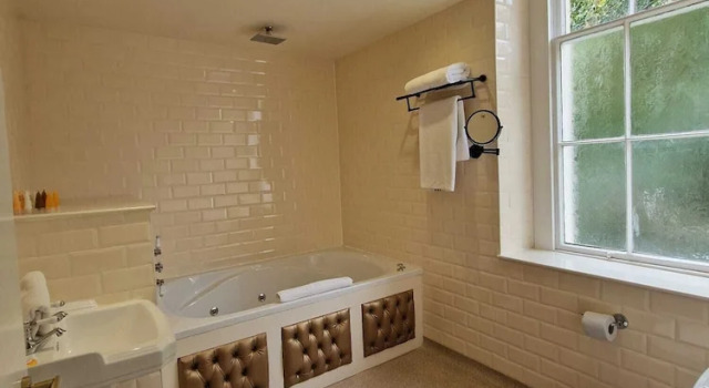 Четырёхместный номер Superior RainHill Hall Hotel