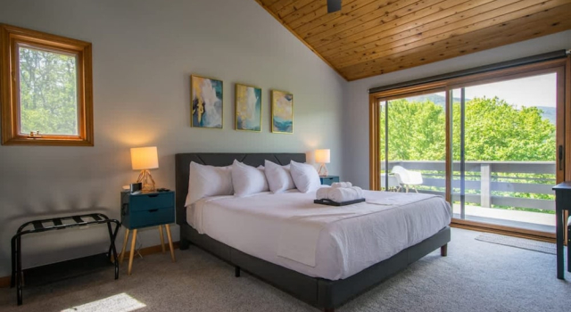 Коттедж Mountain View 3BR w Sunroom Close to Ski Trails
