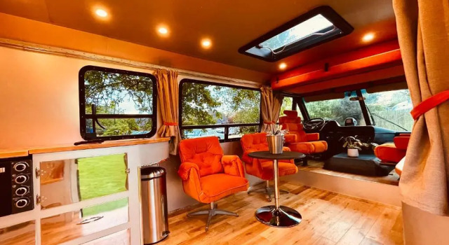 Vintage 1980s Winnebago, Book Hotel Deddington Oxfordshire