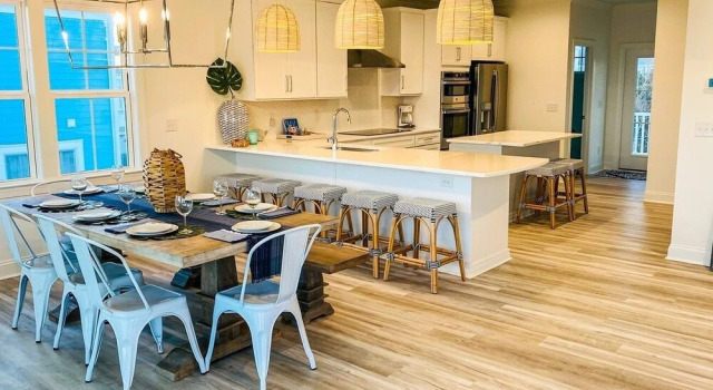 Коттедж с 5 комнатами с балконом 1030 Ocean 5 Bedroom Home by RedAwning