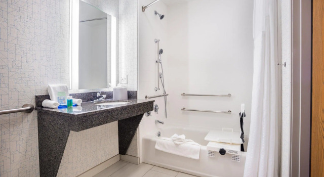 Четырёхместный номер Standard Holiday Inn Express Wisconsin Dells by IHG