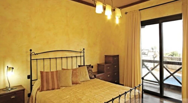 House With 5 Bedrooms in Granadilla, With Wonderful Mountain View, Pri