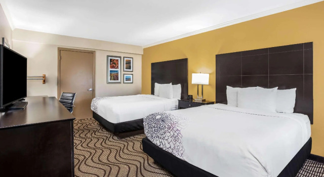 Четырёхместный номер Standard La Quinta by Wyndham Carlsbad - Legoland Area