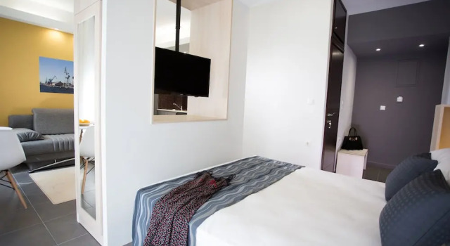 Трёхместная студия с балконом и с видом на город Polis Apartments