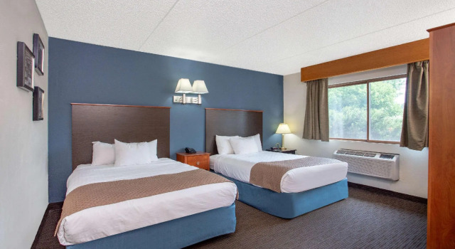 Четырёхместный номер Standard AmericInn by Wyndham Green Bay West