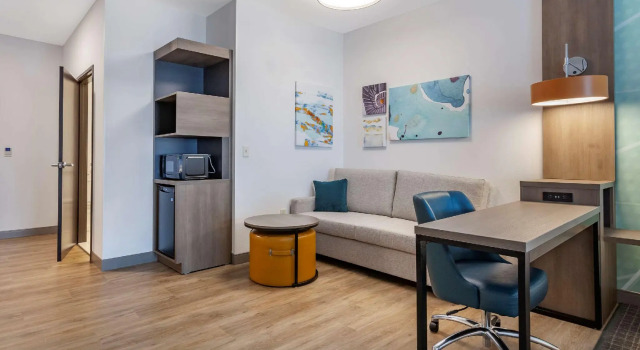 Четырёхместный люкс Comfort Suites Cottage Grove-Madison
